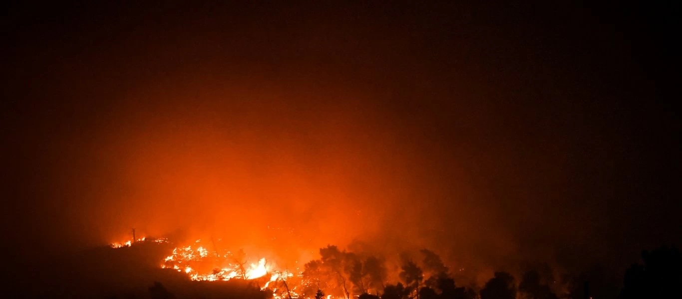 «Η ανικανότητα στο μεγαλείο της»: Ξεχειλίζει η οργή των κατοίκων - 3η νύχτα κόλασης στα Βίλια -Εκκενώνονται οικισμοί